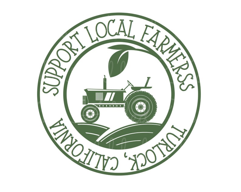 Pu&ograve; includere: Logo circolare verde e bianco con il testo "Support Local Farmers Turlock, California" attorno al bordo. Una foglia verde e una silhouette di un trattore sono al centro.
