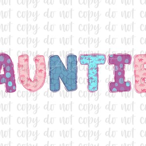 K&ouml;nnte beinhalten: Das Wort AUNTIE in bunten Patchwork-Buchstaben mit Dinosaurier- und Tupfenmustern.