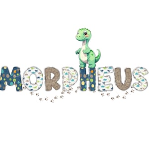 K&ouml;nnte beinhalten: Der Name "MORPHEUS" ist in bunten Stoffbuchstaben geschrieben, auf dem "S" steht ein gr&uuml;ner Dinosaurier. Die Buchstaben sind mit einem Dinosauriermuster verziert.