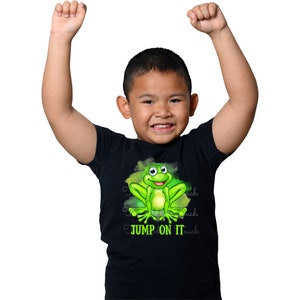 Personligt grodnamn, anpassat grodnamn, grodfödelsedagsfest, hoppande groda-t-shirt, digital bild av grodpojke, fluorescerande grön groda PNG bild 4