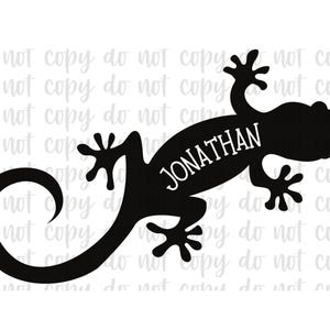 Pu&ograve; includere: Silhouette nera di un geco con il nome "JONATHAN" in bianco. Il geco ha una coda arricciata e piedi dettagliati. Sfondo bianco.