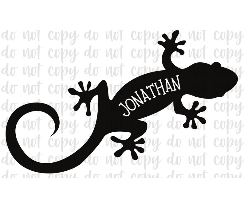 Pu&ograve; includere: Silhouette nera di un geco con il nome "JONATHAN" in bianco. Il geco ha una coda arricciata e piedi dettagliati. Sfondo bianco.