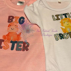 K&ouml;nnte beinhalten: Zwei rosa und wei&szlig;e T-Shirts mit Dinosaurier-Grafiken. Das rosa Shirt sagt "Gro&szlig;e Schwester" und das wei&szlig;e Shirt sagt "Kleiner Bruder".