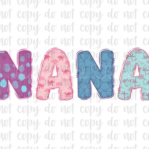 K&ouml;nnte beinhalten: Ein farbenfrohes Wortkunstdesign mit dem Wort "NANA" in Rosa, Blau und Lila. Jeder Buchstabe ist mit einem anderen Muster verziert, darunter Punkte, Dinosaurier und ein blaues und wei&szlig;es geometrisches Muster.