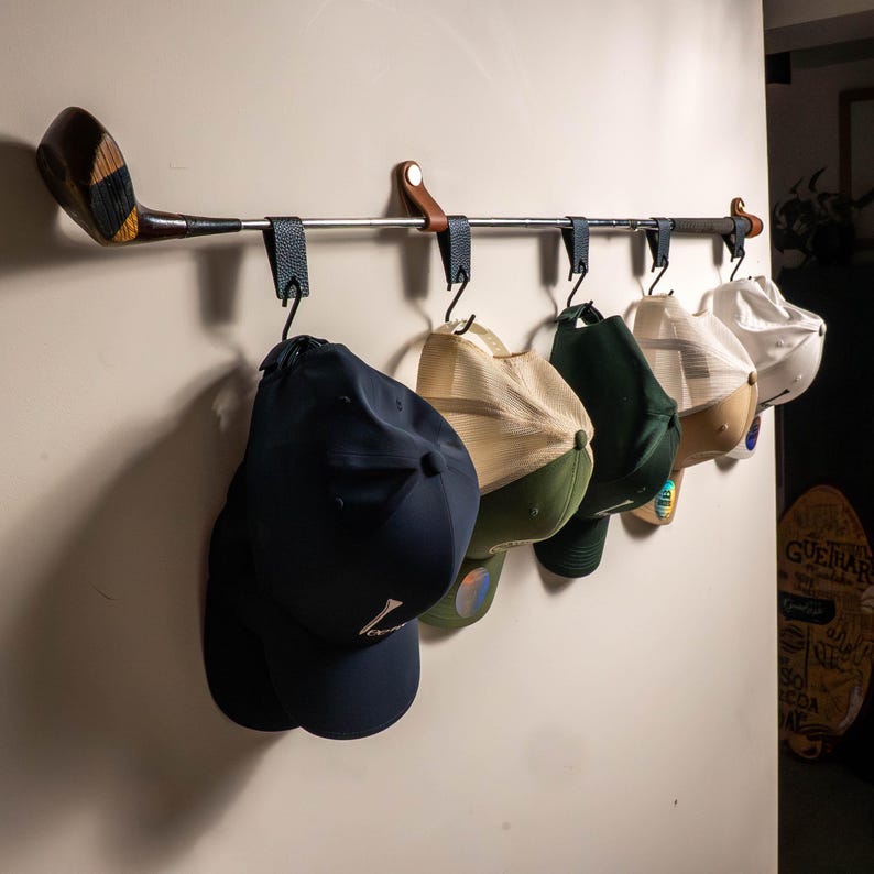 Peut inclure: Ensemble de trois tasses en c&eacute;ramique avec une finition mate et mouchet&eacute;e. Les tasses sont de couleur cr&egrave;me, gris clair et gris fonc&eacute;. Chaque tasse a un design minimaliste et une anse arrondie.