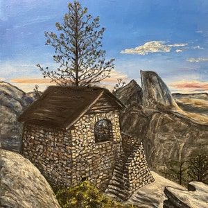 Puede incluir: Un edificio de piedra con un techo de madera y una ventana se encuentra en un acantilado rocoso con vistas a una cordillera. Un pequeño árbol crece en el techo del edificio. El cielo es azul con algunas nubes blancas.