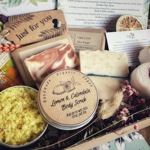 Luxury Vegan Shower Gift. Fruity Skincare Set. Vegan Birthday Present. Handmade Shower Bombs, steamers. Personalised gift for her, for Mum