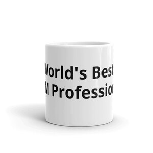 Könnte beinhalten: Eine weiße Keramik-Kaffeetasse mit schwarzem Text, der "World's Best CRM Professional" lautet.