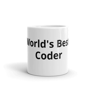 Könnte beinhalten: Eine weiße Keramiktasse mit schwarzem Text, der "World's Best Coder" lautet.