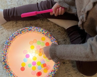 Tabuleiro luminoso para empilhar pedras | Brincadeira sensorial com luz | Brincadeira com cores Montessori | Jogo para desenvolver a coordenação motora fina | Tabuleiro de atividades |