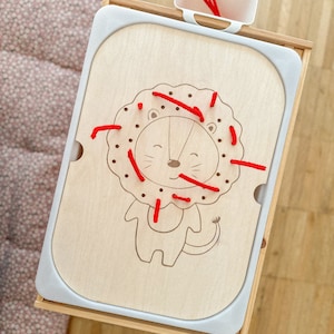Montessori | Scheda attività | Coperchio per Trofast | Flisat usa | Inserto Trofast | Abilità motorie fini | Sensoriale | Ikea | leone | Leone |