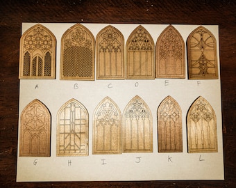 Könnte beinhalten: Zwölf verschiedene Holzfensterdesigns, jedes mit einer einzigartigen Bogenform und filigranen Details. Die Designs sind mit den Buchstaben A bis L beschriftet.