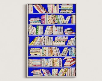Könnte beinhalten: Ein gerahmter Druck eines Bücherregals, das mit bunten Büchern gefüllt ist. Das Bücherregal ist in einem leuchtenden Blau gestrichen und die Bücher sind in einem zufälligen Muster angeordnet.