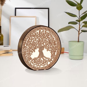Lampada decorativa per albero notturno con luce laser in formato SVG. Lampada da tavolo rotonda con albero in legno Glowforge in formato SVG. Modello vettoriale di lanterna in legno DXF.