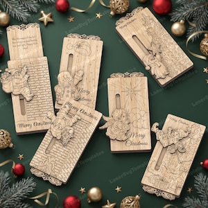 Könnte beinhalten: Eine Sammlung von sechs rechteckigen Weihnachtsanhängern aus Holz mit lasergravierten Motiven von Weihnachtsmann, Schneemann, Pinguin, Engel und Elf. Jedes Ornament verfügt über einen Schiebemechanismus und den Schriftzug Merry Christmas.