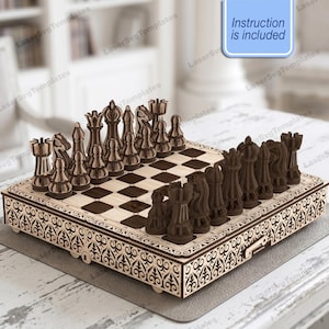 Könnte beinhalten: Ein Schachspiel aus Holz mit einem Brett aus abwechselnd hellen und dunklen Feldern und lasergeschnittenen Seitenteilen. Das Set enthält zwei Sätze geschichteter Schachfiguren in hellen und dunklen Holztönen. Eine blaue Box mit dem Text Instruction is included ist sichtbar.
