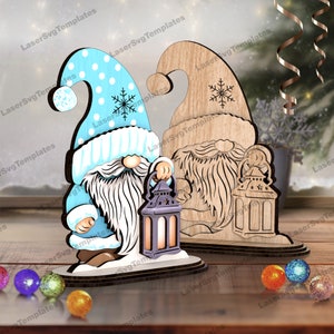 Ornamenti natalizi in piedi gnomo file svg tagliato al laser Glowforge Natale cartello gnomo personalizzato decorazione da tavolo modello vettoriale dxf