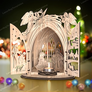Puede incluir: Un pesebre de madera con una estrella en la parte superior y ángeles a cada lado. La escena está abierta en la parte delantera y trasera para revelar las figuras en el interior. Las figuras incluyen a María, José y el niño Jesús. Hay una vela en el centro de la escena.
