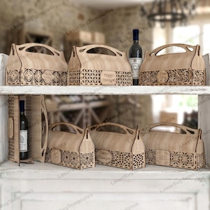 Puede incluir: Cajas de regalo de madera para botellas de vino con diseños calados decorativos y asas. Algunas cajas tienen el texto "Happy Holidays" en una pequeña etiqueta. Una botella de vino se muestra en una estantería.