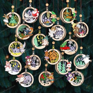 Peut inclure: Une collection de décorations de Noël en bois avec divers motifs festifs. Chaque ornement présente des détails découpés au laser et comprend des images du Père Noël, d'anges, de bonhommes de neige et d'autres personnages sur le thème des fêtes. Les ornements sont suspendus.