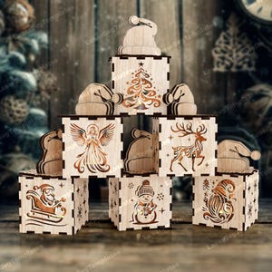 Può includere: Una collezione di lanterne natalizie in legno con disegni intagliati. Ogni lanterna presenta un design unico, tra cui un albero di Natale, un angelo, una renna, un pupazzo di neve e Babbo Natale. Le lanterne sono sormontate da piccoli cappelli di Babbo Natale, su una superficie di legno.