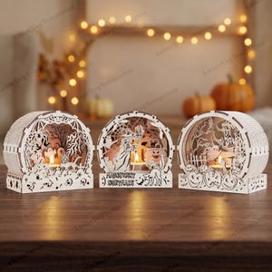 Könnte beinhalten: Drei bogenförmige, lasergeschnittene Holzdekorationen mit Halloween-Motiven. Das mittlere Stück zeigt eine Hexe, eine Katze und den Text "MAGNIFICENT NIGHTMARE". Jedes Teil hat filigrane Ausschnitte von Geistern, Kürbissen und Bäumen, beleuchtet.