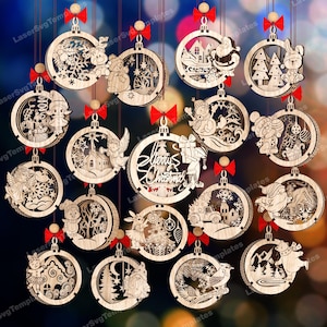Pode incluir: Uma coleção de enfeites de Natal de madeira com vários designs festivos, incluindo Papai Noel, bonecos de neve, anjos e cenas de inverno. Cada enfeite redondo é cortado a laser e adornado com um laço vermelho e uma conta de madeira.