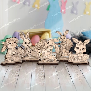 Könnte beinhalten: Holz-Osterhasenfiguren in verschiedenen Posen, darunter ein Hase auf einem Fahrrad und einer mit einem "Happy Easter"-Schild. Die Hasen sind lasergeschnitten und stehen auf Holzsockeln, ideal für Osterdekorationen.