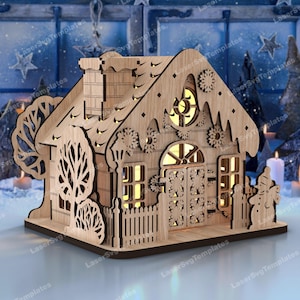Op de afbeelding: Een houten kerst huis met een besneeuwd dak, een schoorsteen en ramen met licht dat erdoorheen schijnt. Het huis is versierd met sneeuwvlokken en een sneeuwpop staat buiten.