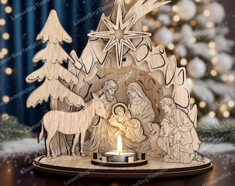 Op de afbeelding: Een lasergesneden houten kerststal met een kaars, met figuren van Maria, Jozef, baby Jezus en een ezel. Een ster en een boom maken ook deel uit van het ontwerp. De scène staat op een ronde basis.