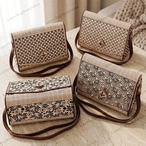 Peut inclure: Quatre sacs à bandoulière en bois avec des motifs découpés au laser. Chaque sac présente un motif différent, géométrique ou floral, avec une bandoulière en cuir marron. Les sacs sont de couleur brun clair avec des détails brun foncé et un fermoir en bois.