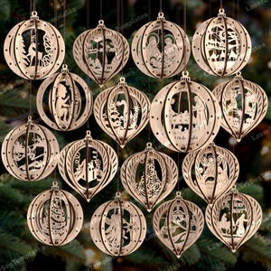 Può includere: Una collezione di ornamenti natalizi in legno dal design intricato. Ogni ornamento presenta un design ritagliato unico, tra cui angeli, scene della natività e alberi di Natale. Gli ornamenti sono sospesi su uno sfondo verde sfocato.