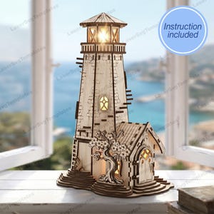 Puede incluir: Maqueta de faro de madera con detalles intrincados, incluyendo una torre iluminada y un edificio adyacente. El modelo presenta un árbol detallado y el texto "Instruction included". El faro es de madera marrón claro y emite un brillo cálido.