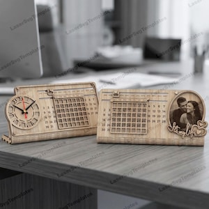 以下が含まれることがあります： 木製の卓上カレンダー2つ。1つはローマ数字の時計とカレンダーグリッドが付いています。もう1つは、カップルの写真と「It's my life」というテキストが入ったフォトフレームです。