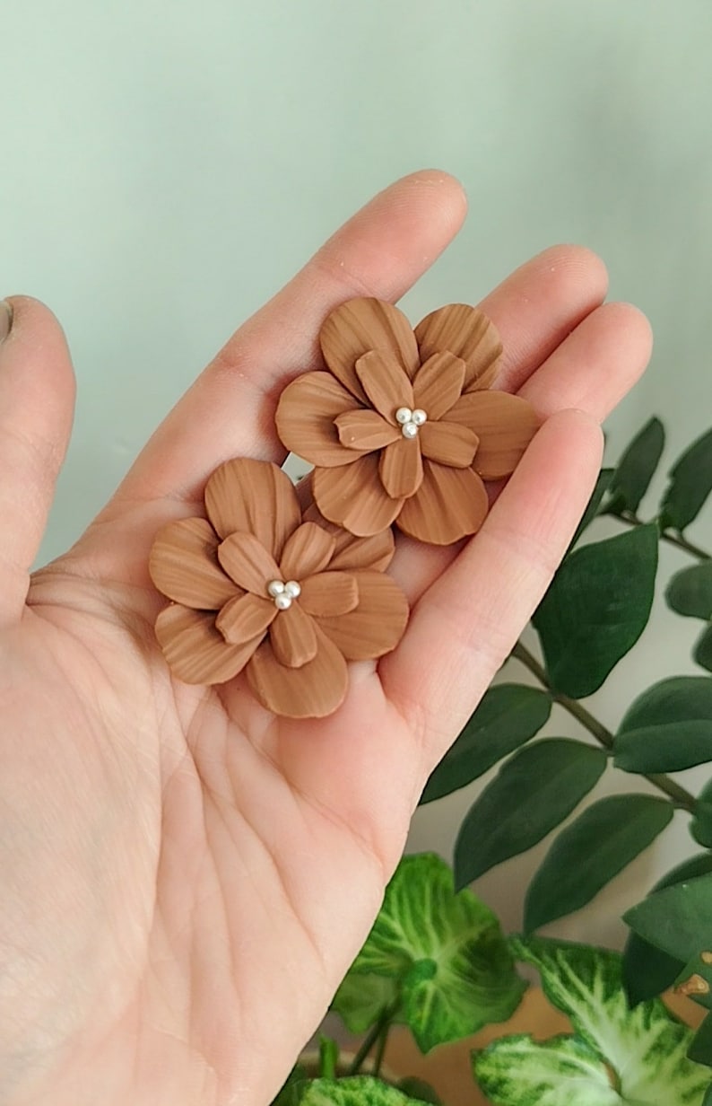 Boucles d'oreilles fleurs Hortense faites main latte