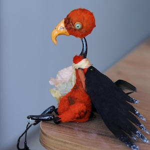 Stofftier Rabe. Tierpuppe Krähe mit beweglichen Details. Orange Halloween Vogel