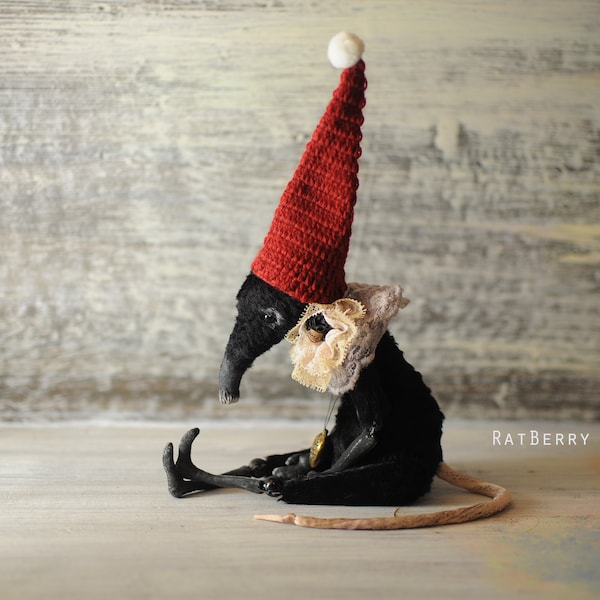 Erwachsene schwarze Junge Ratte für Halloween Geschenk. RatBerry gruselig süße bjd Puppenmaus mit gehäkeltem Hut. Posierbares Miniatur Wesen. Tchottchkes.