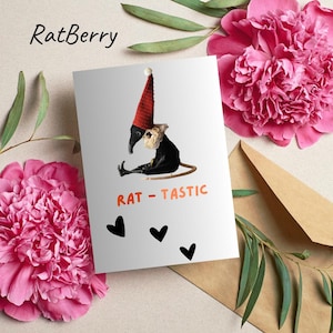 Cartão postal para impressão com rato preto de chapéu vermelho da RatBerry. Cartão postal de animal com palavras motivacionais. Cartão para impressão para um amigo. Imprima em casa.