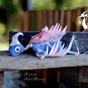 Stofftier Rabe. Tierpuppe Krähe mit beweglichen Details. Blauer Vogel