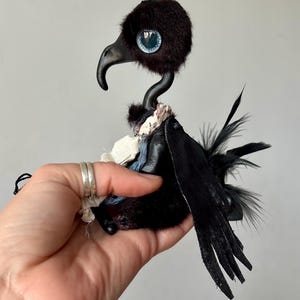 FLAUSCHIGE Kunst-Puppe von RatBerry: Poseable BJD Krähe Figur