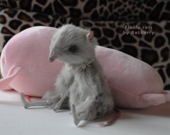 ふわふわのグレーのネズミのぬいぐるみ。RatBerryによる、ポーズをとら