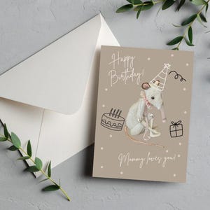 Postal IMPRIMIBLE con una adorable rata blanca de RatBerry. Postal de animales: Feliz cumpleaños de mamá. Tarjeta imprimible para un hijo. Imprime en casa.