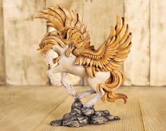 Pegasus-beeldhouwwerk, Artistiek pegasus-beeldhouwwerk Houten fantastisch schepsel Magisch dierlijk beeldje Mythische beeldhouwkunst Houten kunst Houten beeldhouwkunst