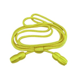 Könnte beinhalten: Eine gelbe Schnur mit zwei dekorativen Knoten an den Enden. Die Schnur ist aus geflochtenem Material und etwa 76 cm lang.