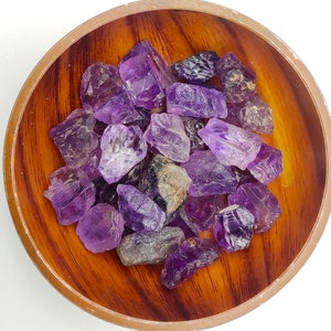 Cristal de amatista natural en bruto: trozos medianos de 10 a 18 mm aproximadamente. Piedras de amatista en bruto para pulir, hacer manualidades, hacer joyas y curar con cristales.