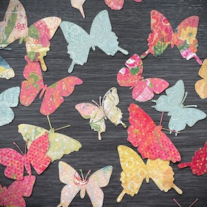 Lot de 40 découpes de silhouettes de papillons en papier à motifs pour la fabrication de cartes