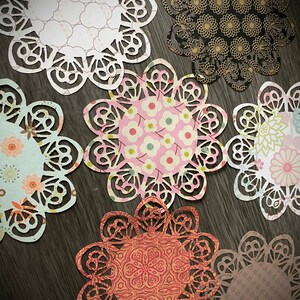 Lot de 40 formes prédécoupées de napperons en papier sur du papier à motifs VENTE ! VENTE !
