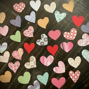 Lot de 50 découpes coeurs en papier à motifs et carte unie