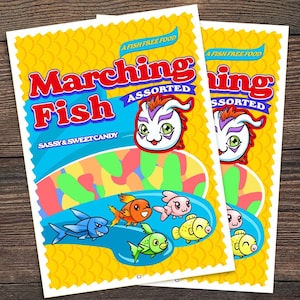 Pu&ograve; includere: Un pacchetto giallo e blu con il testo "Marching Fish" e "A Fish Free Food" in rosso. Il pacchetto presenta un personaggio di pesce dei cartoni animati e una variet&agrave; di caramelle a forma di pesce colorate.