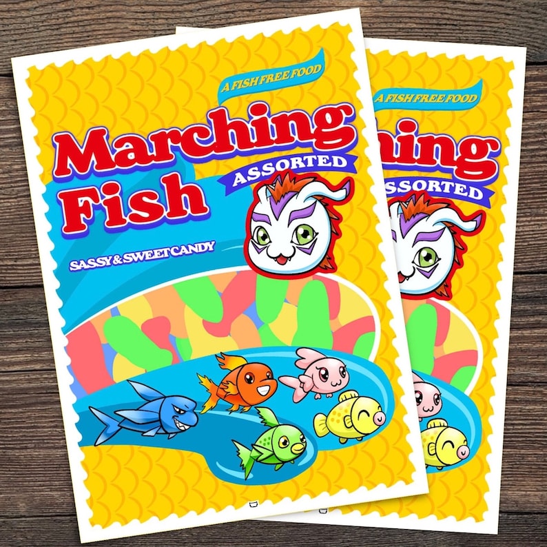Pu&ograve; includere: Un pacchetto giallo e blu con il testo "Marching Fish" e "A Fish Free Food" in rosso. Il pacchetto presenta un personaggio di pesce dei cartoni animati e una variet&agrave; di caramelle a forma di pesce colorate.